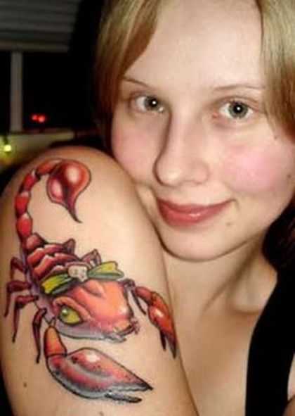tatuкрасный скорпион с бантиком тату на плече
