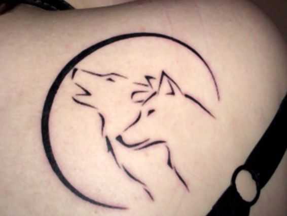 тату силует волков на фоне луны